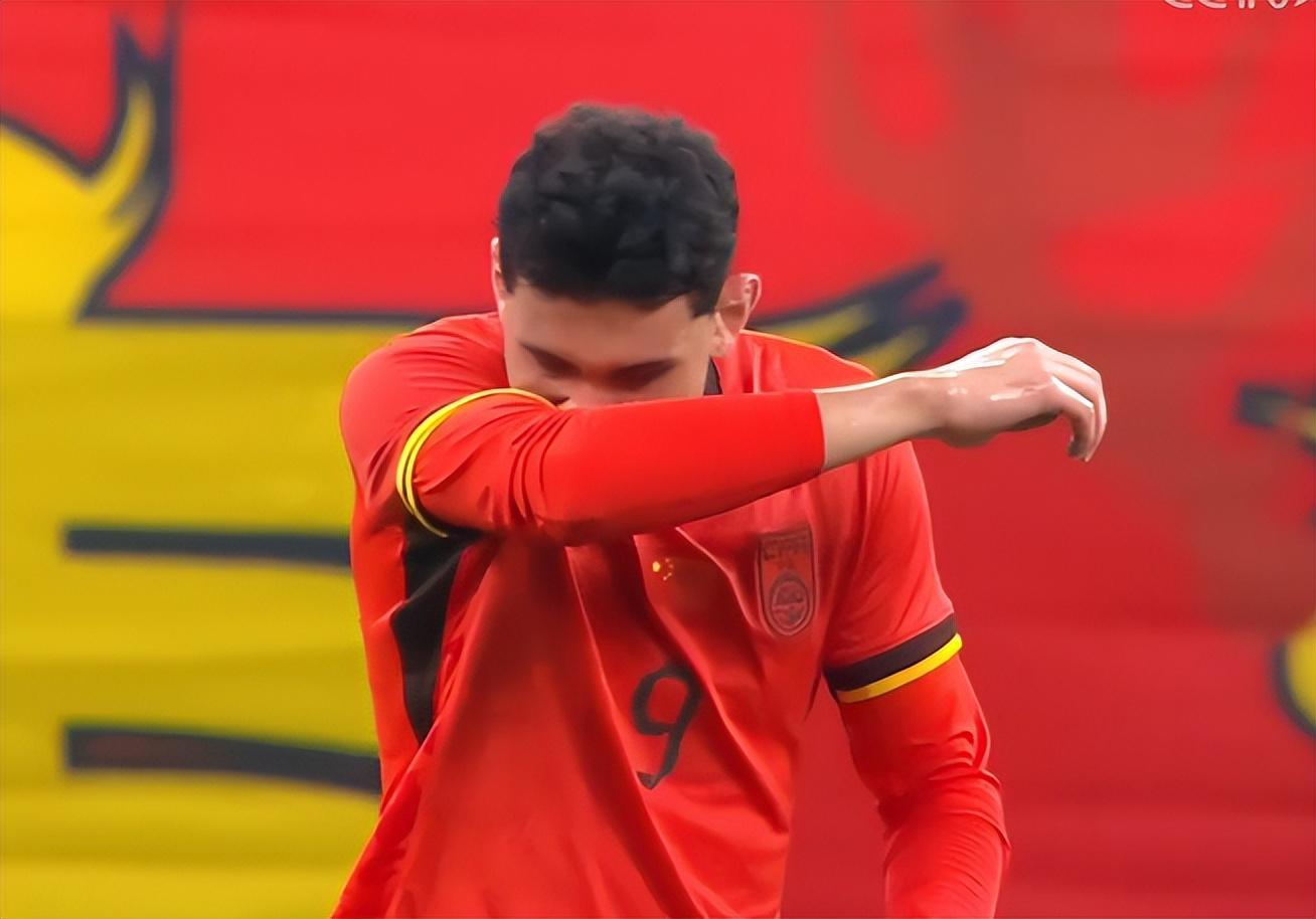 中国队竟是鱼腩？2-1险胜东帝汶，遭弱旅偷袭得手！表现令人羞耻